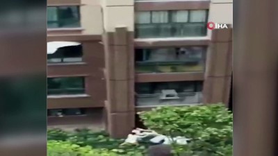  - Çin’de 6'ncı Kattan Düşen Çocuk Çarşafla Kurtarıldı 