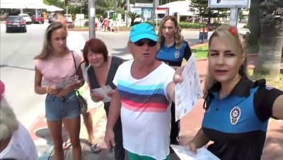  Kemer'de kadın polislere turist ilgisi 