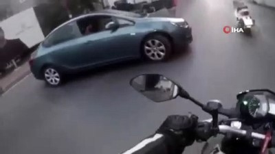  Motosiklet sürücüsünün otomobile çarpmaktan kurtulduğu anlar kamerada 