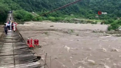  - Nehirde Mahsur Kalan Köylüleri İtfaiye Halatla Kurtardı