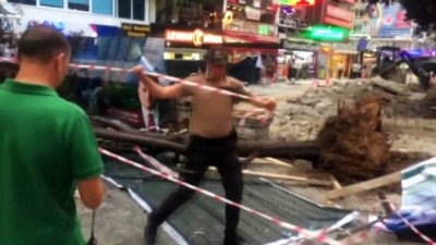Kızılay'da metro çıkışında ağaç devrildi: 3 yaralı (2) - ANKARA