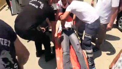 bicakli kavga - Duruşma çıkışı bıçaklı kavga: 4 yaralı - ADANA Videosu