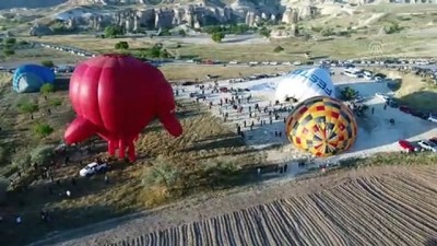 Figürlü balonlar peribacaları arasında uçtu 