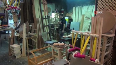  40 yıllık marangoz ev eşyalarından para kazanamayınca turistlere hediyelik yapmaya başladı 