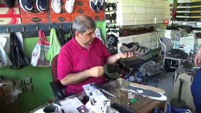 topuklu ayakkabi -  Burası da 'Ayakkabı Hastanesi'...Tamirat yaptığı iş yerine 'Ayakkabı Hastanesi' ismini verdi  Videosu