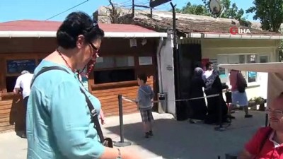 genel kultur -  Engelli şahıs, Tarihi Cezaevi önünde kitap satarak geçimini sağlıyor  Videosu