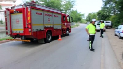 trafik polisi - Hacizli otomobiliyle yakalanınca kendini araca kilitledi - ADANA  Videosu