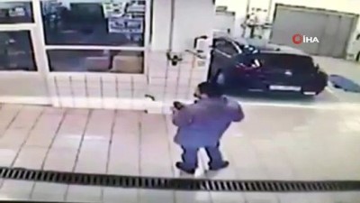 ucan adam -  Otoparkta bekleyen adama geri manevra yapan otomobil böyle çarptı  Videosu