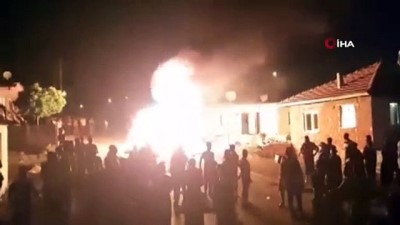 ofkeli kalabalik -  Tacizcinin evini basıp eşyalarını sokakta böyle ateşe verdiler  Videosu