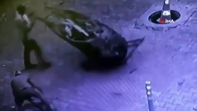 kagit toplayicisi -  Hatay’da rögar kapağı hırsızları kamerada  Videosu