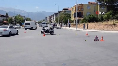 motosiklet surucusu -  Otomobil ile motosiklet çarpıştı: 1 ölü  Videosu