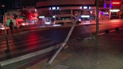 sokak lambasi -  Sancaktepe’de otomobilin kaldırıma uçarak yayaların arasına daldığı feci kaza kamerada  Videosu
