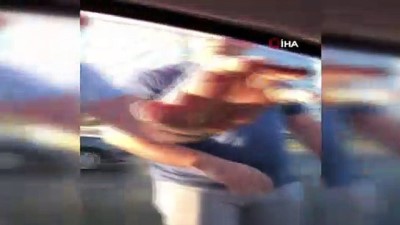 trafik magandasi -  Şehir magandaları yol kesip, hamile kadının bulunduğu araca böyle saldırdı  Videosu