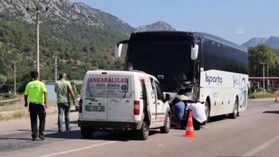 Yolcu otobüsüyle otomobil çarpıştı: 2 ölü, 3 yaralı - ANTALYA 