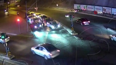 polis kamerasi -  Kırmızı ışıkta çifte telli oynayan sürücülere şok ceza Videosu