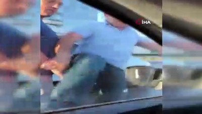 yol verme kavgasi -  Magandanın elini sıkan polis amiri görevden alındı Videosu