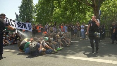 Video: Fransız polisinden çevreci aktivistlere sert müdahale