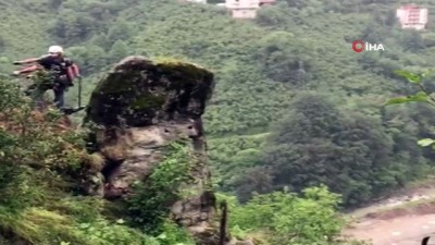 karayollari -  Yola düşme riski olan kayayı kriko ile böyle düşürdüler  Videosu