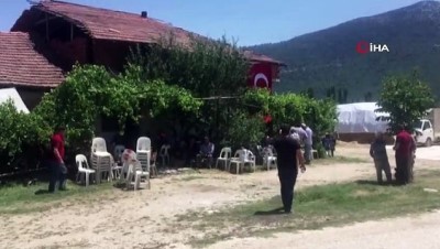 kiz kardes -  Burdur’lu şehidin evi Türk Bayraklarıyla donatıldı  Videosu