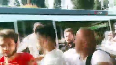 metrobus duragi -  Metrobüs durağında tekme ve tokatlı kavga kamerada  Videosu