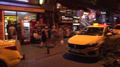 dovme -  Şehir zorbalarının taksicinin kafasında şişe kırıp aracına zarar verdiği anlar kamerada  Videosu