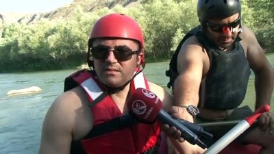  Erzurum Valisi Okay Memiş Çoruh’ta rafting yaptı 