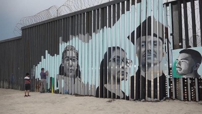 juan - ABD'den sınır dışı edilen Meksikalı göçmenlerin yüzleri 'Trump duvarı'da Videosu