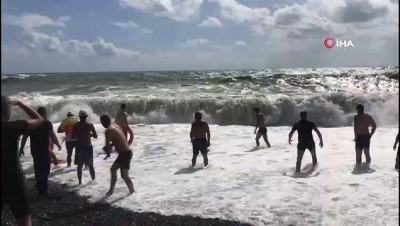 deniz kiyisi -  - Karadeniz'in azgın sularına kapılan bir adamı 20 kişi zor kurtardı  Videosu