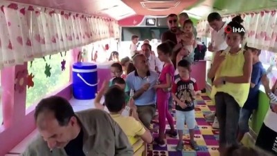  Şehit öğretmen anısına yapılan gezici okuldaki çocuklara oyuncak ve dondurma sürprizi 
