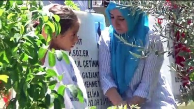  Şehit yakınları ve vatandaşlar arefe günü mezarlıkları ziyaret etti