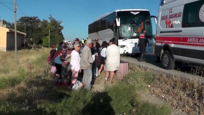  Tur otobüsü bariyerlere çarptı: 5 yaralı 