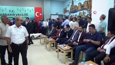  Diyarbakır protokolü halkla bayramlaştı