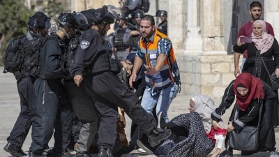 İsrail güvenlik güçlerinden Mescid-i Aksa'da Filistinlilere sert müdahale; onlarca yaralı var 