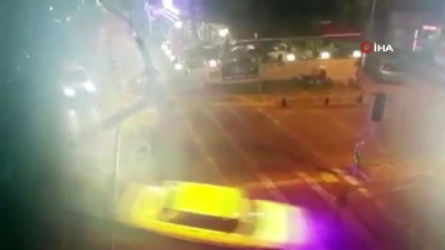 trafik magandasi -  Kadıköy’de alkollü trafik magandasının polisten kaçtığı anlar kamerada  Videosu