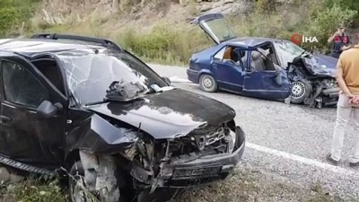 jeep -  Karabük’te iki araç kafa kafaya çarpıştı: 1 ölü 2 yaralı Videosu