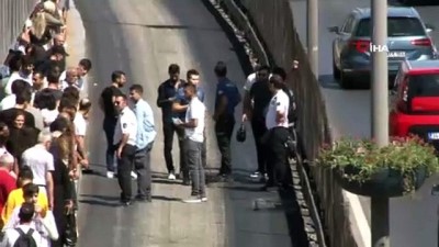 metrobus yolu -  Şirinevler'de dengesini kaybeden genç metrobüsün altında kaldı  Videosu