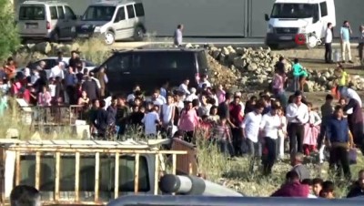 mezarlik ziyareti -  Yüksekova’da vatandaşlar bayram namazı sonrası mezarlıklara akın etti  Videosu