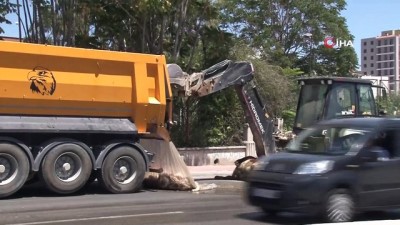 kurban pazari -  TIR'dan caddeye dökülen boğa leşi ve kurban atıkları sürücüler ve yayalara zor anlar yaşattı  Videosu