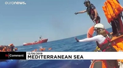 Denizde mahsur kalan 500 mülteciyi kurtarma operasyonu