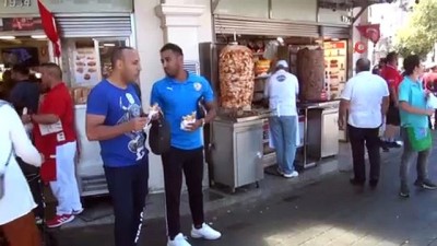 forma -  Liverpool ve Chelsea taraftarları Taksim’de gezip döner yedi  Videosu