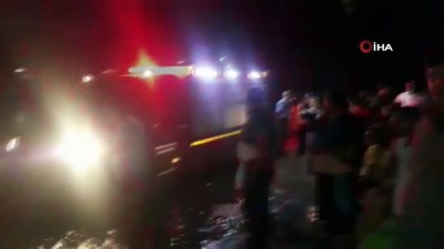 mahsur kaldi -  Nehirde araçlarıyla mahsur kalan aileyi itfaiye kurtardı Videosu