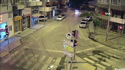 kural ihlali -  Kontrolden çıkan araç trafik lambalarına çarparak durabildi  Videosu