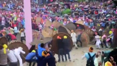  - Hindistan’da taş atma festivali: 100 yaralı
- 10 dakikada 100 kişi yaralandı