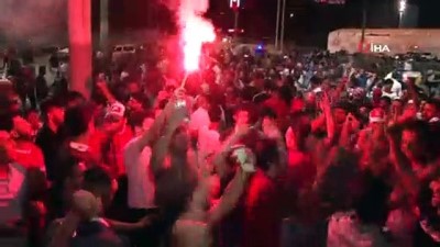  Liverpool’lu taraftarların Taksim’de kupa coşkusu 