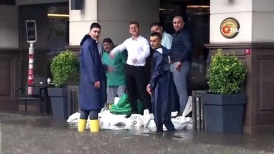 mahsur kaldi -  Eminönü'nde yağış nedeniyle vatandaşlar otellerde mahsur kaldı  Videosu