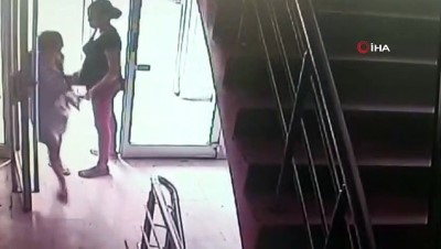 rehber ogretmen -  Gürültü nedeniyle arasında husumet olan komşu kızını böyle darp etti  Videosu