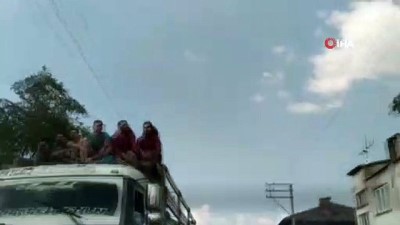 amator kamera -  Kamyonun sürücü kabininin üstünde tehlikeli yolculuk kamerada  Videosu