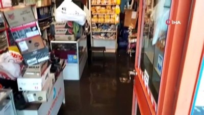 mahsur kaldi -  Karaköy'de yağış sonrası dükkanları su bastı, esnaf mahsur kaldı  Videosu