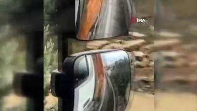 dolu yagisi -  Kocaeli’de yoğun yağmur ve dolu yağışı...Göle dönen yollarda vatandaşlar araçların üzerinde mahsur kaldı Videosu