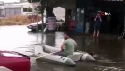 ilginc goruntu -  Sağanak yağış sonrası ilginç görüntü....Deniz botuyla böyle yüzdü  Videosu